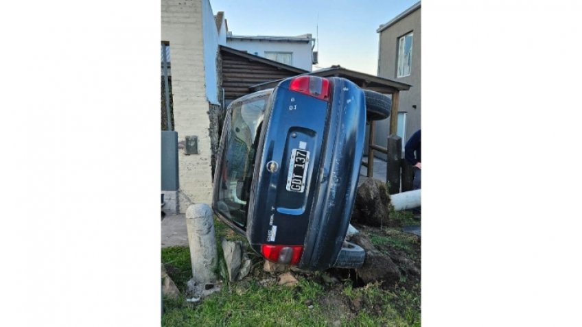 Un auto perdió el control y chocó contra el frente de una vivienda